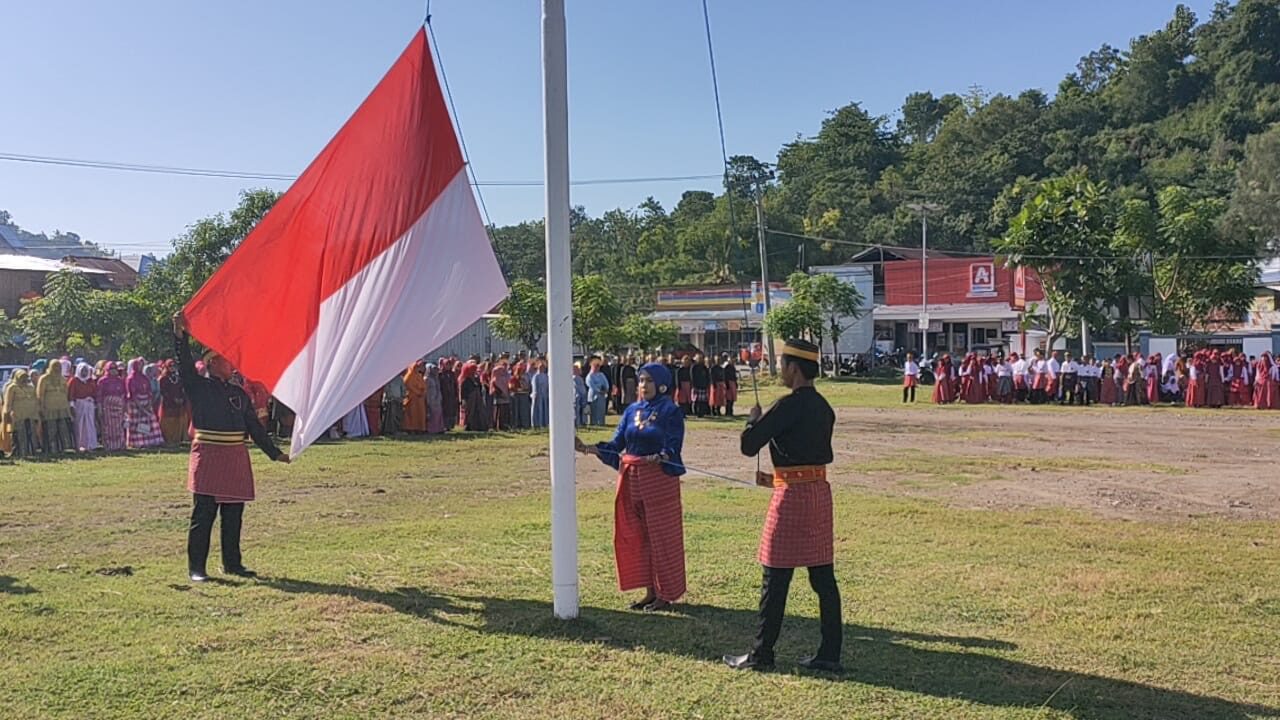 SDN 055 Kandeapi Ikuti Upacara Hardiknas 2025 di Lapangan Kantor Camat Tinambung